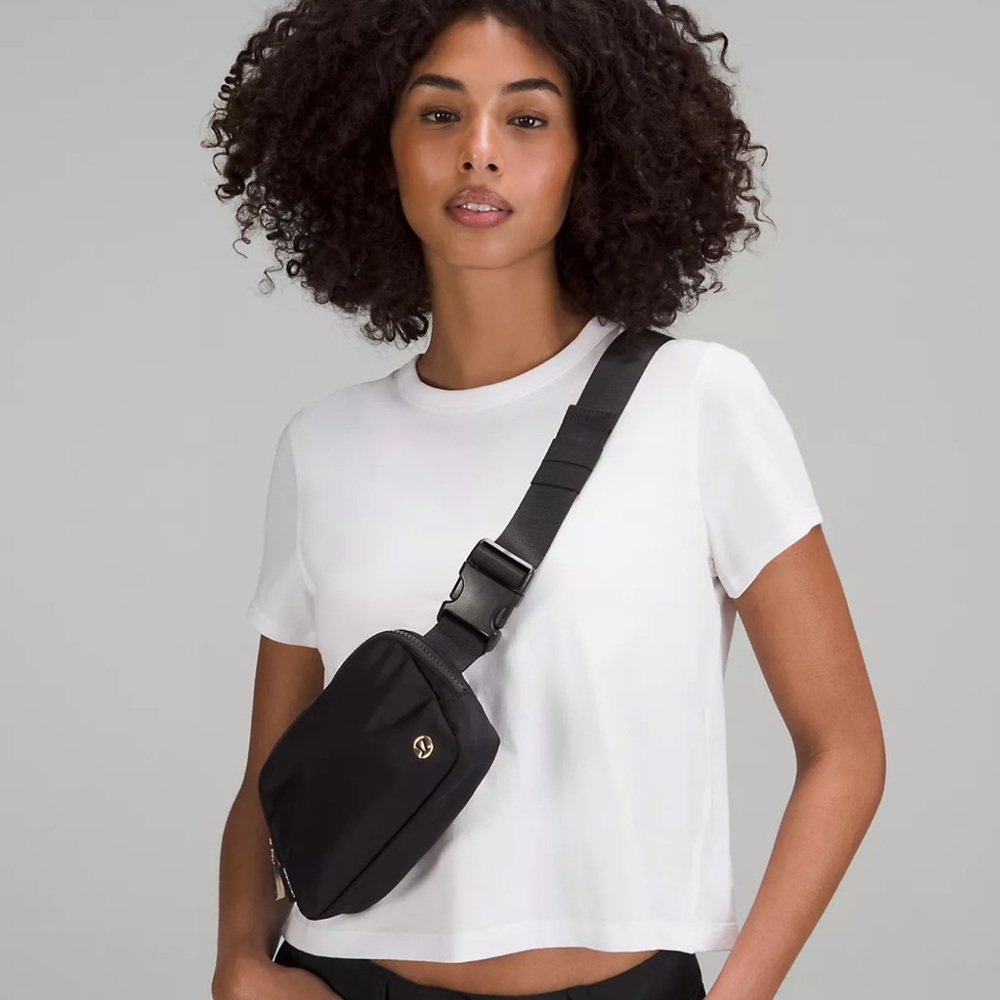 Lululemon Everywhere Belt Bag 1L - Black & Gold